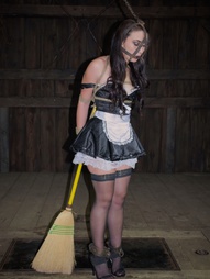 Maid Mandy Muse showed up expecting just another day at work. Go in, clean the house, go home...